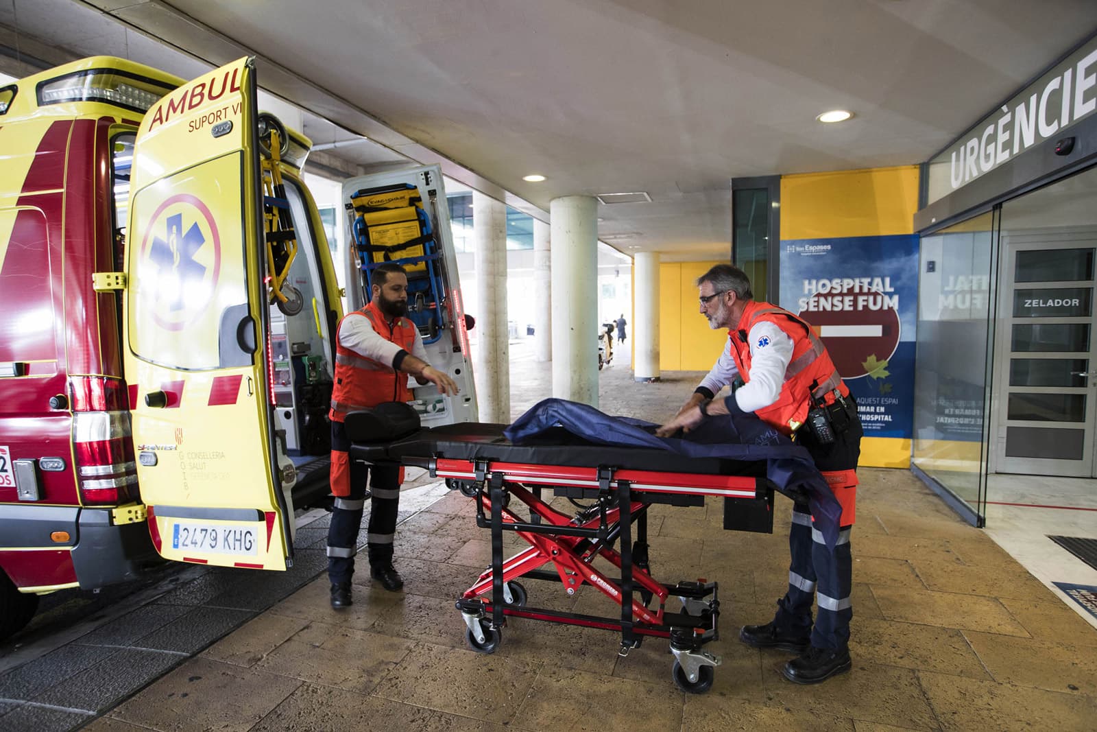 Trasllat d'un pacient que ha donat positiu en coronavirus a l'hospital Son Espases de Palma. Fotografia d'AFP.
