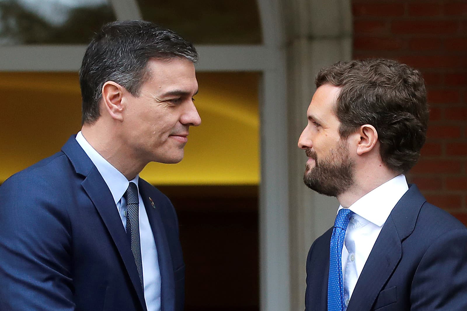 Pedro Sánchez i Pablo Casado a la Moncloa el 17 de febrer. Fotografia de Juan Carlos Hidalgo/Efe