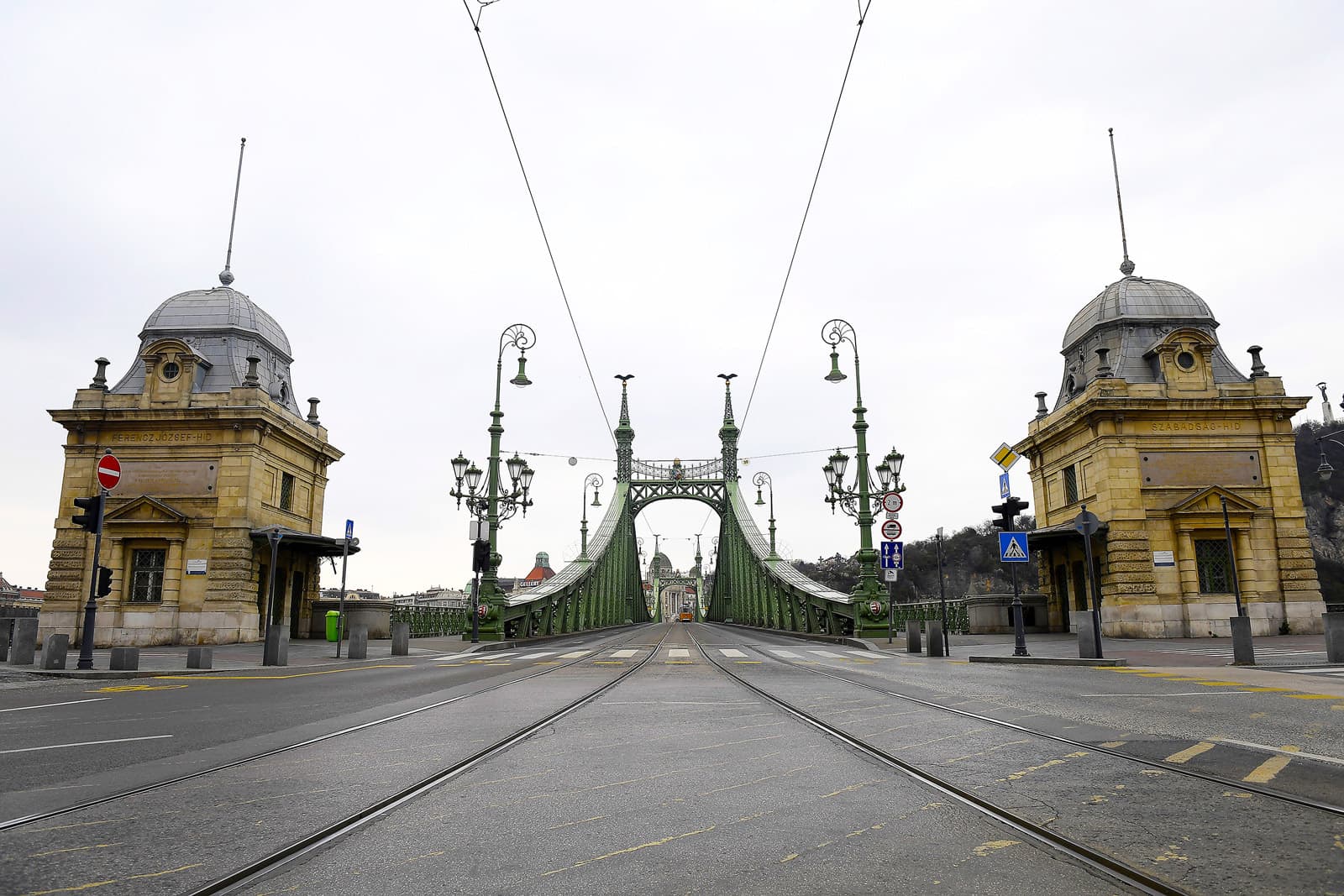 La plaça de Fovam de Budapest buida, el 25 de març, com a resultat del confinament per prevenir la propagació de la covid-19. Fotografia de Tamas Kovacs. EFE. EPA