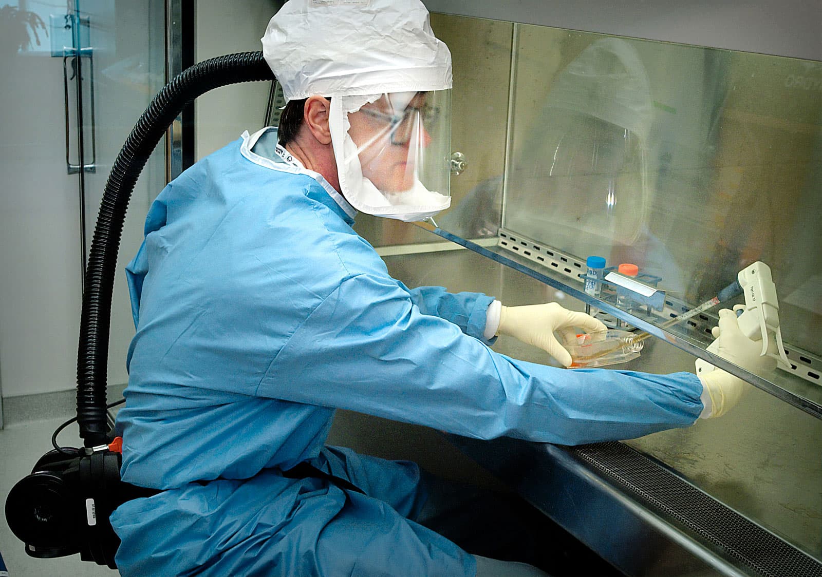 Un microbiòleg treballant en la cerca d'una vacuna al Centre pel Control de Malalties (CDC) dels Estats Units. Fotografia de CDC. Unsplash.