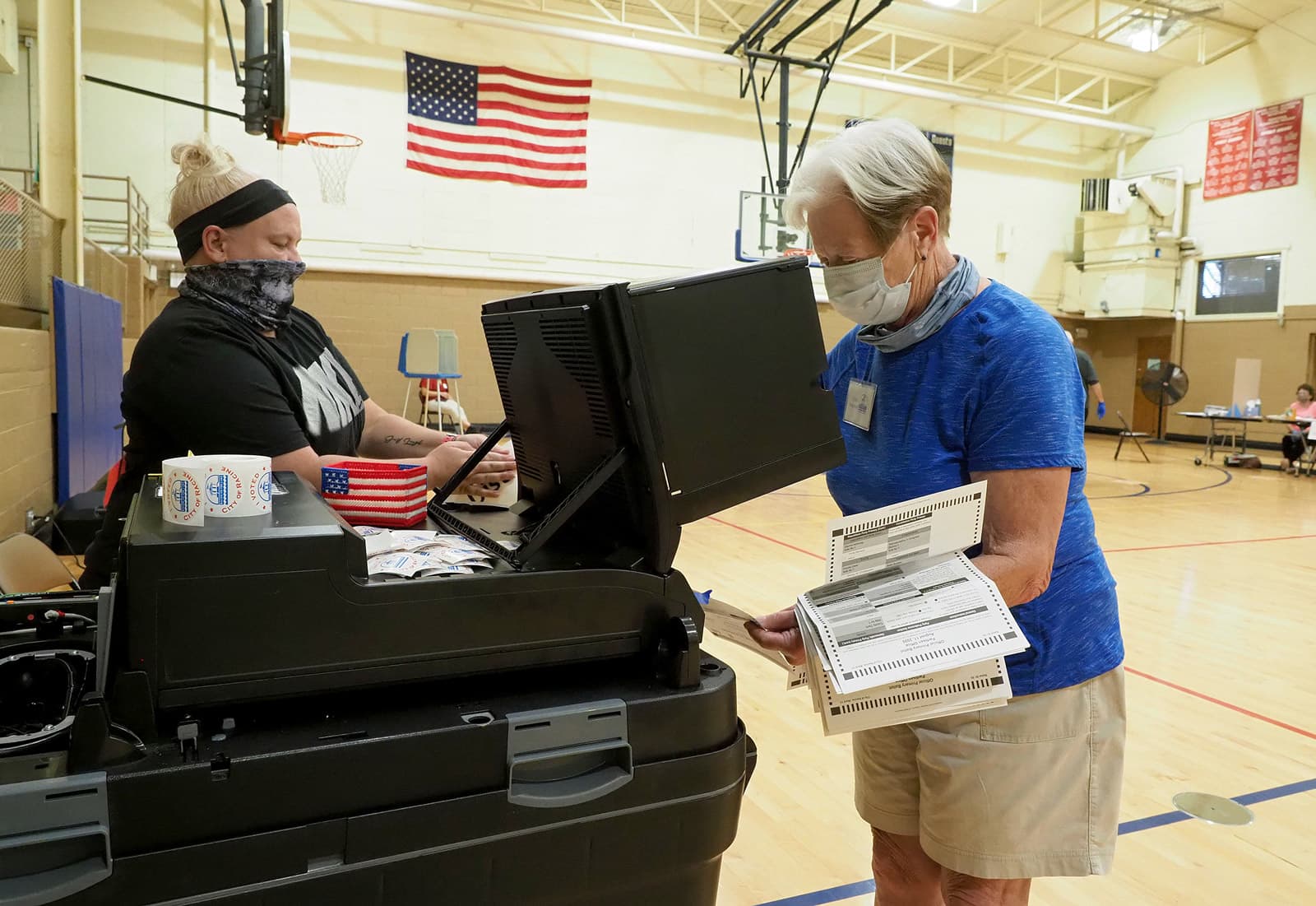 Centro de recuento y escaneo de papeletas de voto por correo a Milwaukee el pasado 11 de agosto. Fotografía de Sue Dorfman. ZUMA Wire.