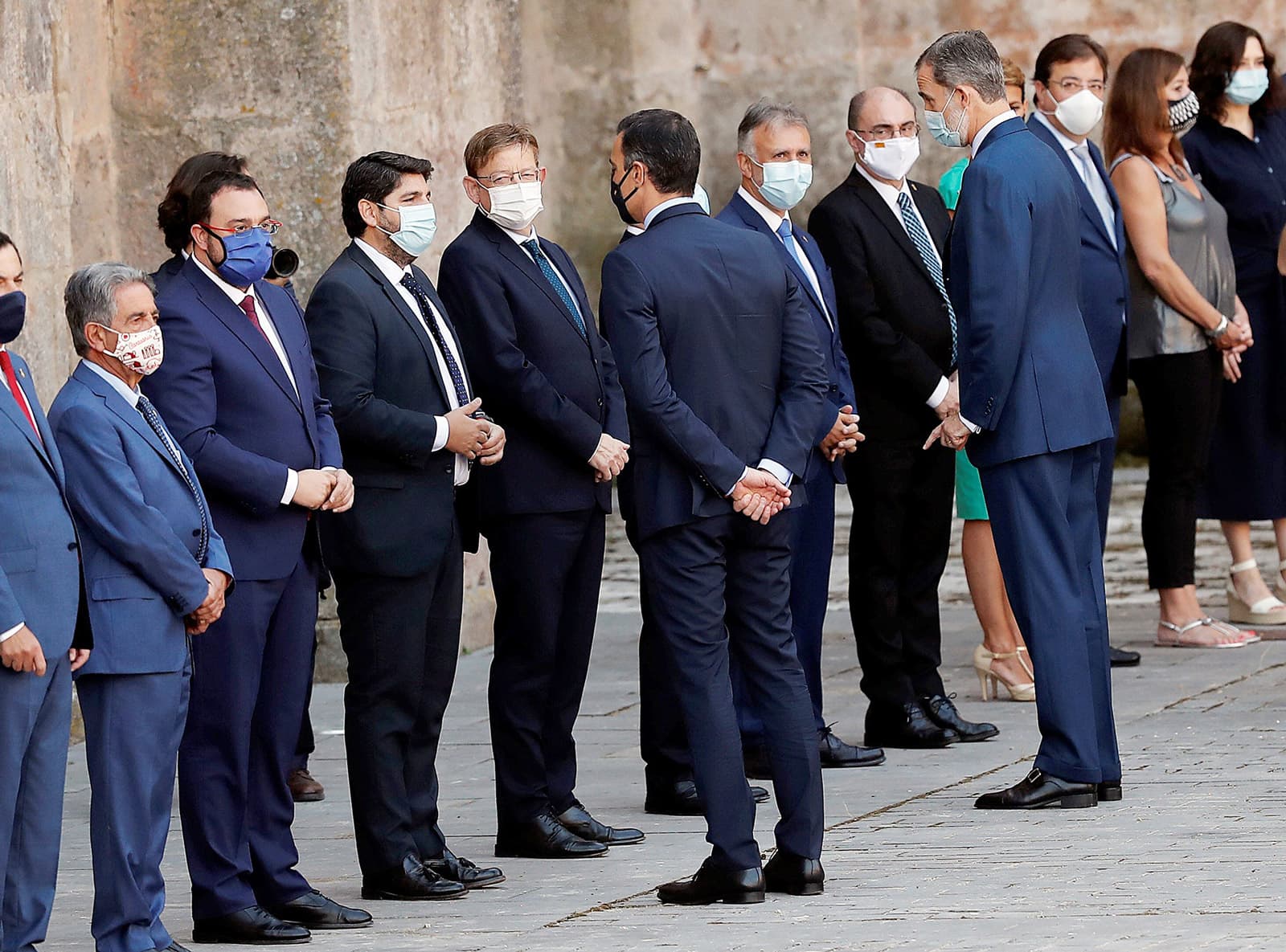 El rei Felip VI i el president del Govern, Pedro Sánchez, saluden els presidents de les comunitats autònomes, amb l’absència de Quim Torra, en la Conferència de Presidents del 31 de juliol. Fotografia de Chema Moya. Efe.