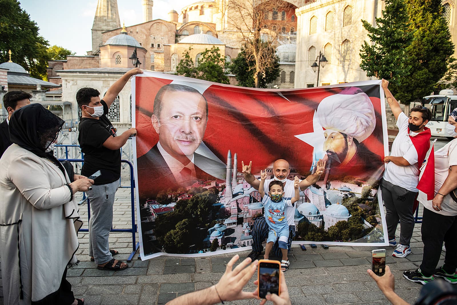 Seguidors d'Erdogan davant la mesquita de Santa Sofia a Istanbul el 10 de juliol. Fotografia de Burak Kala. Getty Images.