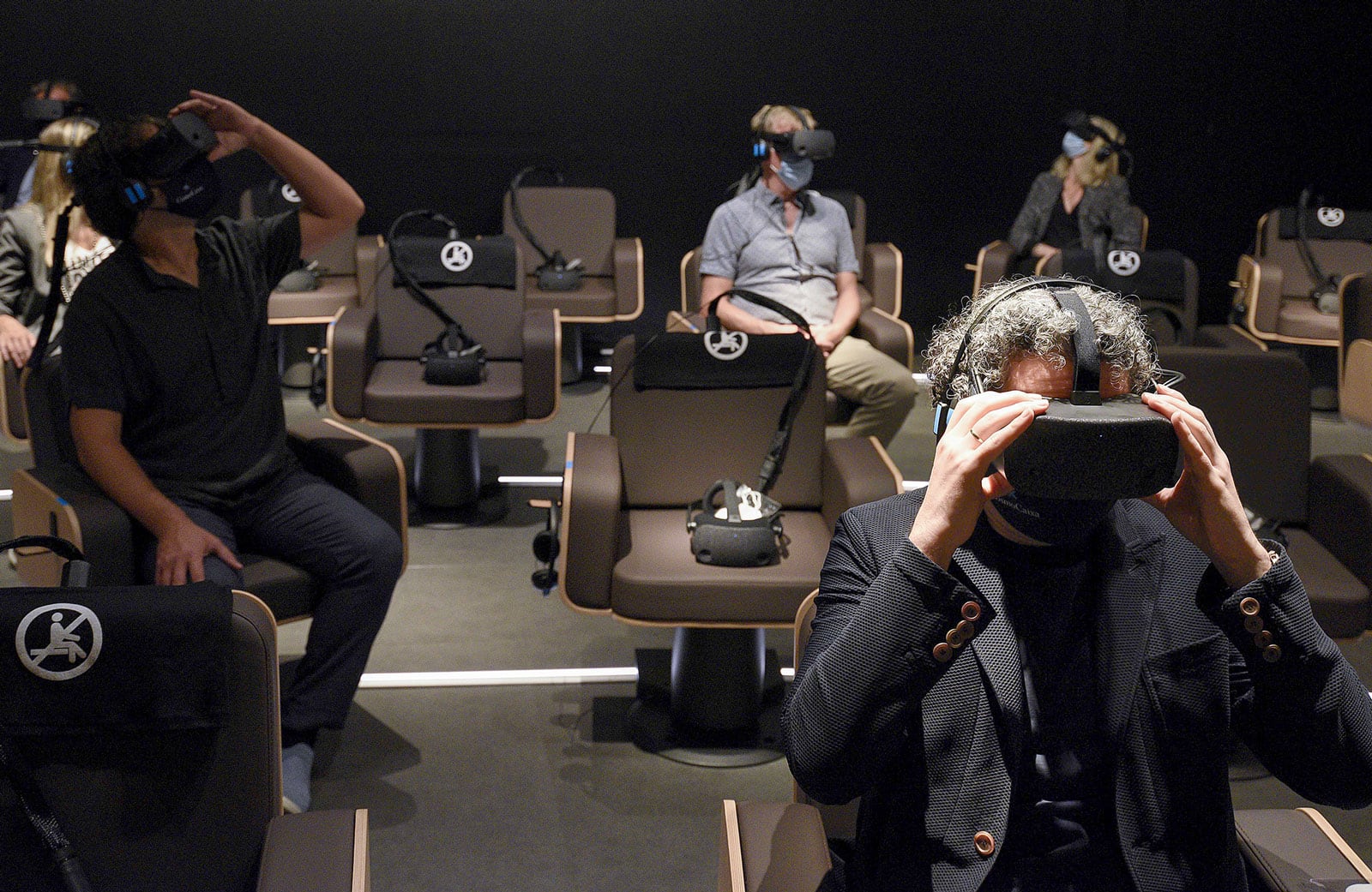 El director d’orquestra, Gustavo Dudamel, en el moment de visualitzar la pel·lícula de realitat virtual Symphony. Fotografia de David Campos.
