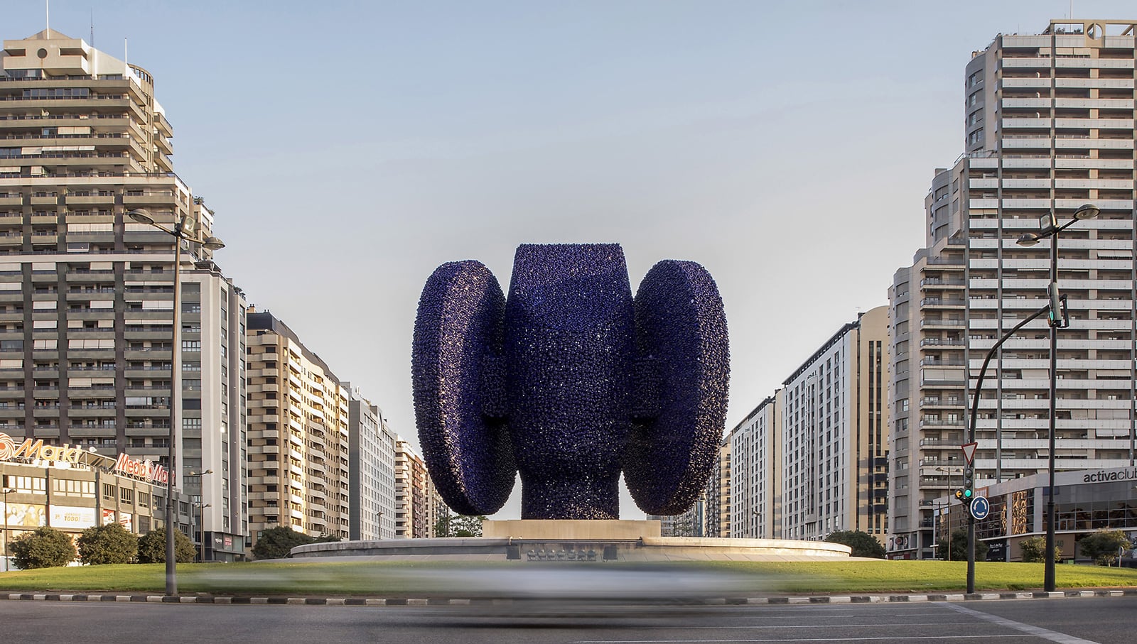 La Dama Ibèrica situada a l'avinguda de les Corts Valencianes, obra de Manolo Valdés. Fotografia de Miguel Lorenzo.