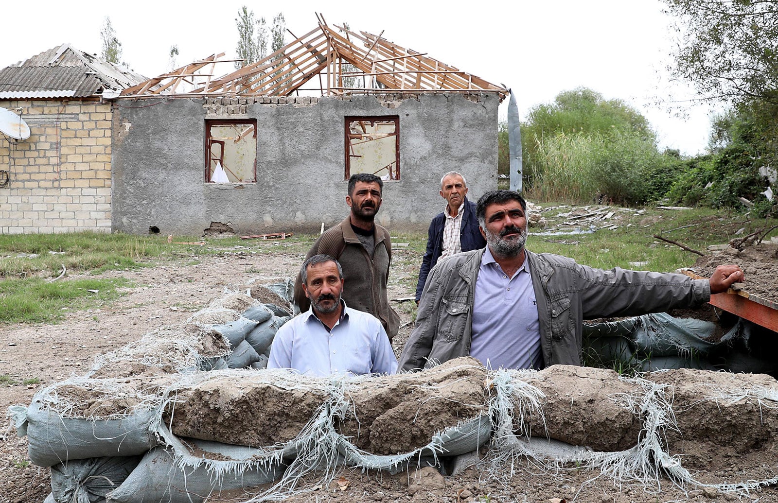 Uns residents de Tartar, Azerbaidjan, surten d'un refugi després dels bombardeigs del 30 de setembre. Fotografia d'Efe.