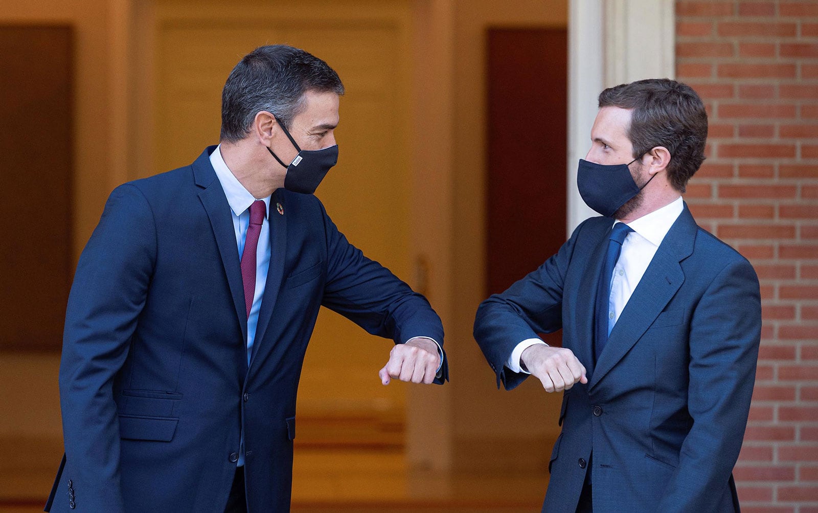 Pedro Sánchez i Pablo Casado a la porta de la Moncloa el 2 de setembre. Fotografia de Fernando Villar. Efe.