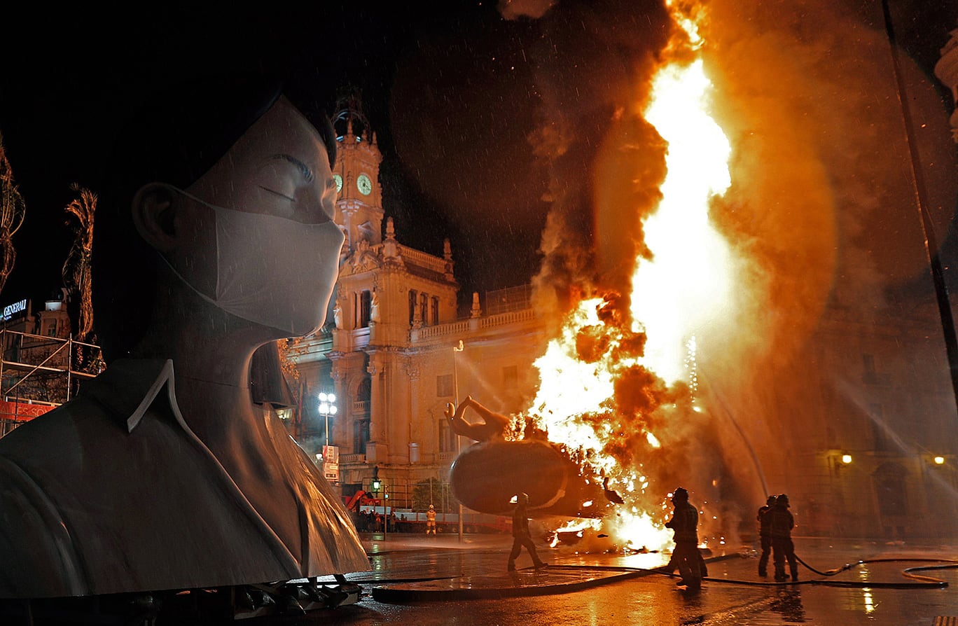 El ninot, indultat de la Cremà, d’una dona amb mascareta simbolitzant el patiment per la covid-19, el 1 de març passat. Fotografia de Juan Carlos Cárdenas. Efe.
