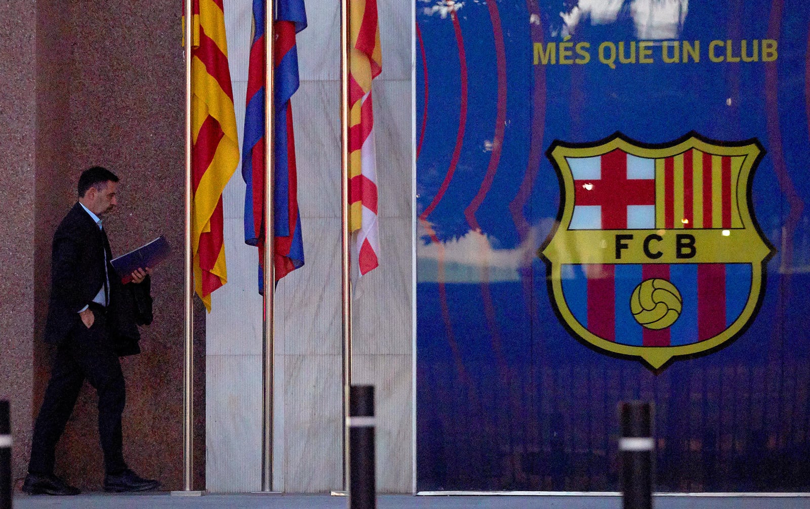 Josep Maria Bartomeu en la salida de la última junta directiva del FC Barcelona, en octubre. Fotografía de Alejandro García. Efe.