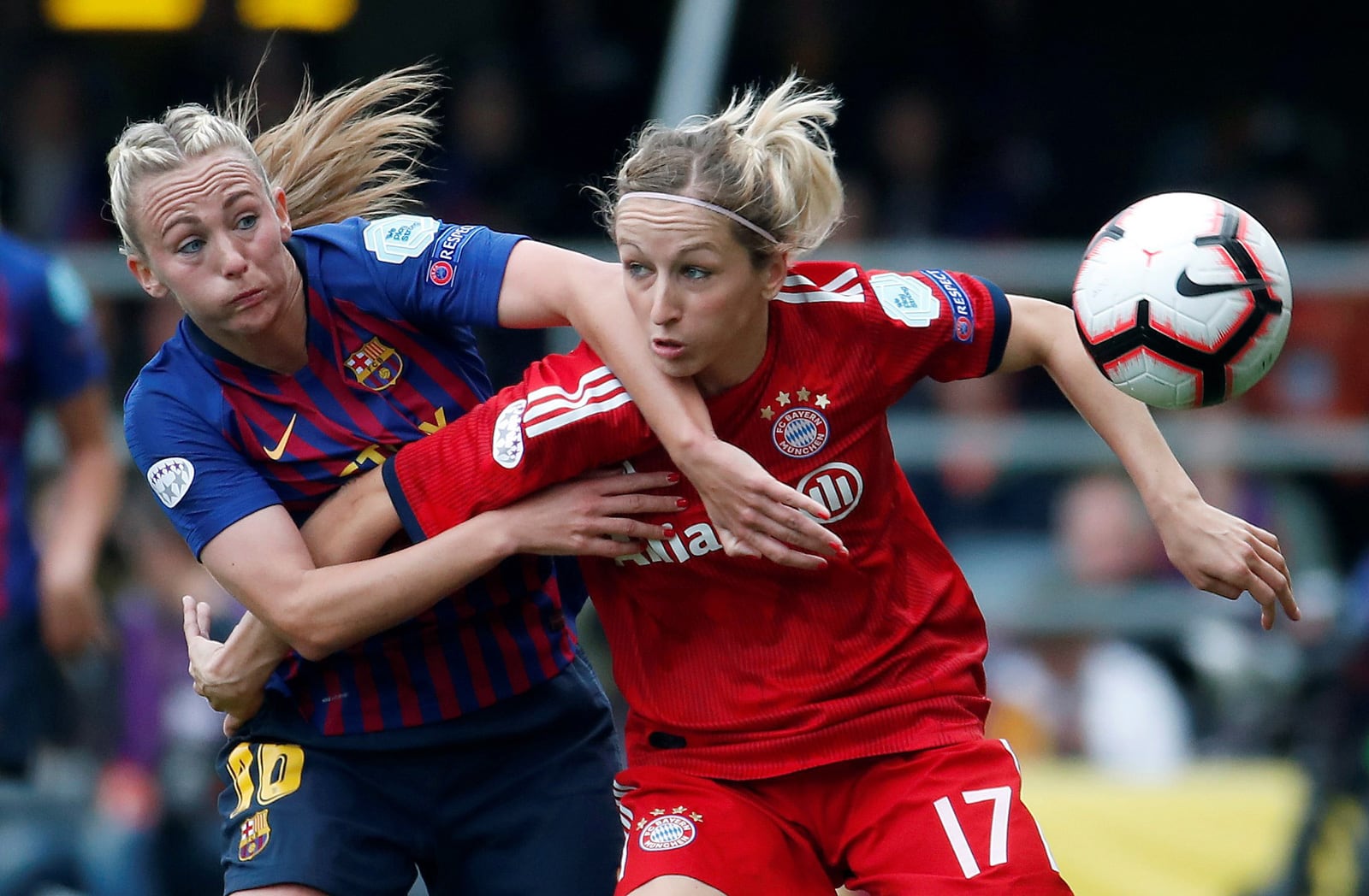 L'estrella del FCB Lieke Martens lluitant amb una rival del Bayern Munich, la passada Lliga de Campions. Fotografia d'Alberto Estévez/Efe