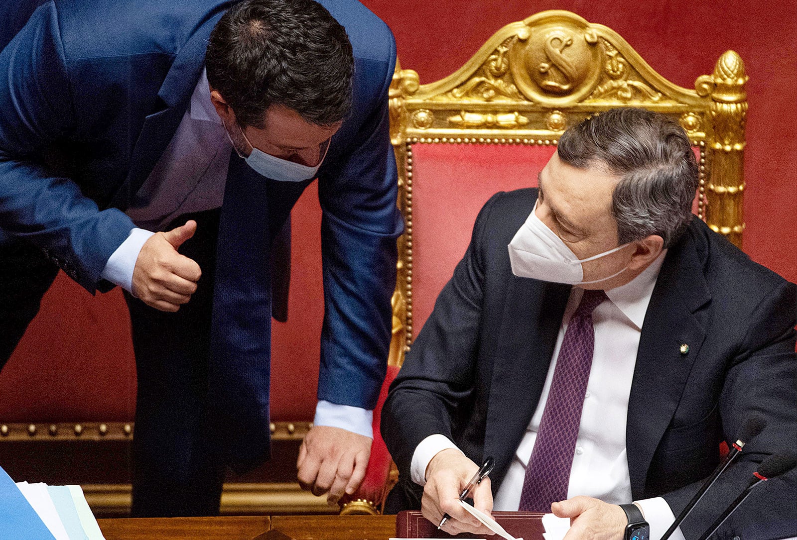 El primer ministre italià, Mario Draghi, conversa amb Matteo Salvini, líder del partit La Lliga Nord, durant un ple del senat a Roma, el 27 d’abril. Fotografia de Maurizio Brambatti. Efe.