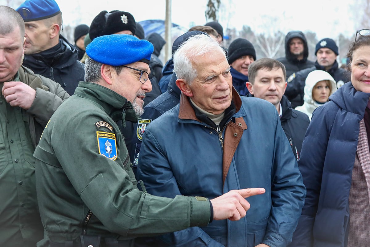 Josep Borrell, Alt Representant de la Unió per a Afers Exteriors i Política de Seguretat, inspecciona la formació d’entrenadors per a agents de l’ordre, al nord d’Ucraïna, el passat mes de febrer. Foto: Volodymyr Tarasov, Ukrinform. ZUMA Press Wire.