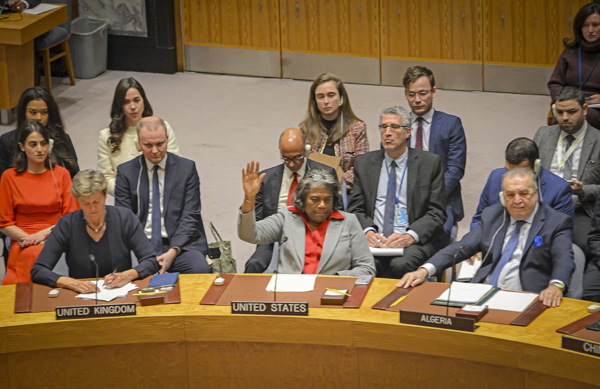 L’ambaixadora dels Estats Units, Linda Thomas-Greenfield, aixeca la mà per a abstenir-se a la votació d’una resolució del Consell de Seguretat de Nacions Unides que demana un alto el foc immediat a Gaza. Foto: Kyodo. MAXPPP.