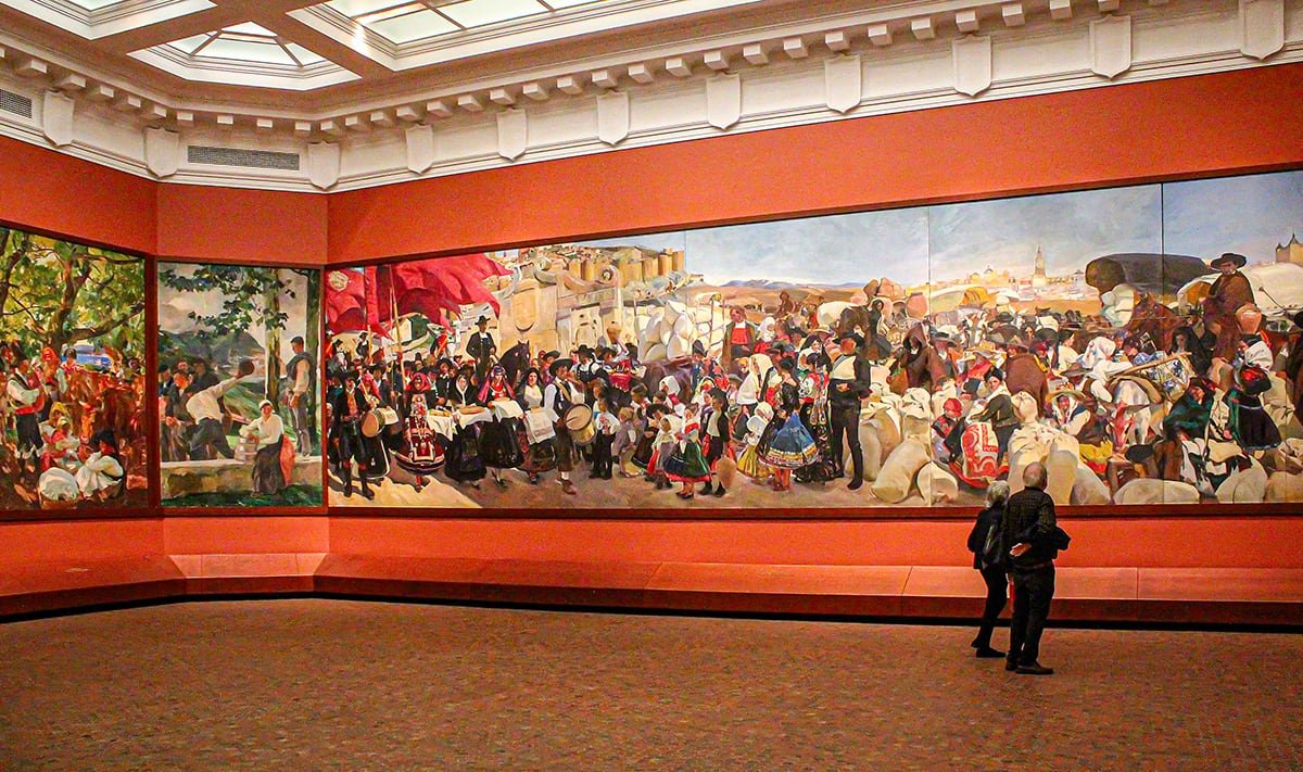 Uns visitants contemplen part dels 14 olis de Joaquín Sorolla que componen la sèrie ‘Las regiones de España’, a un dels salons de la Hispanic Society de Nova York. Foto: Josef Pinlac