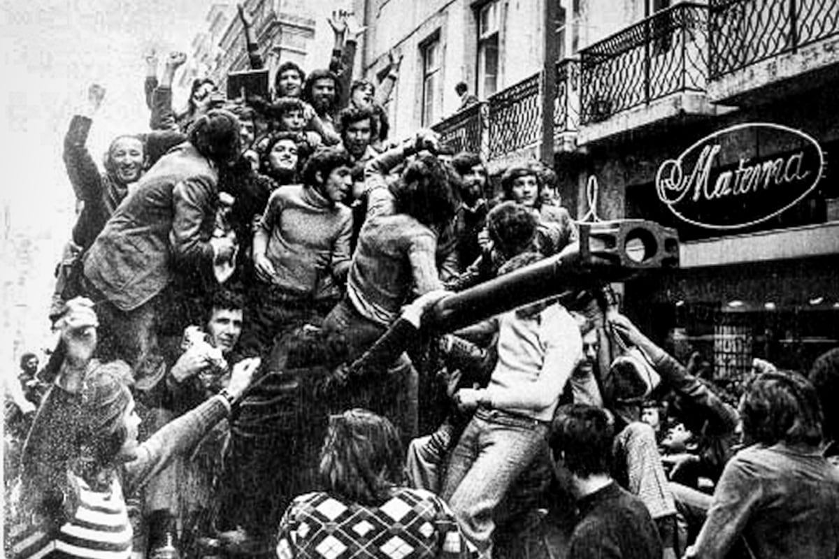 Gent de festa en un vehicle de combat a Lisboa, durant la Revolució dels Clavells, el 25 d’abril de 1974. Foto: arxiu Centro de Documentação 25 de Abril