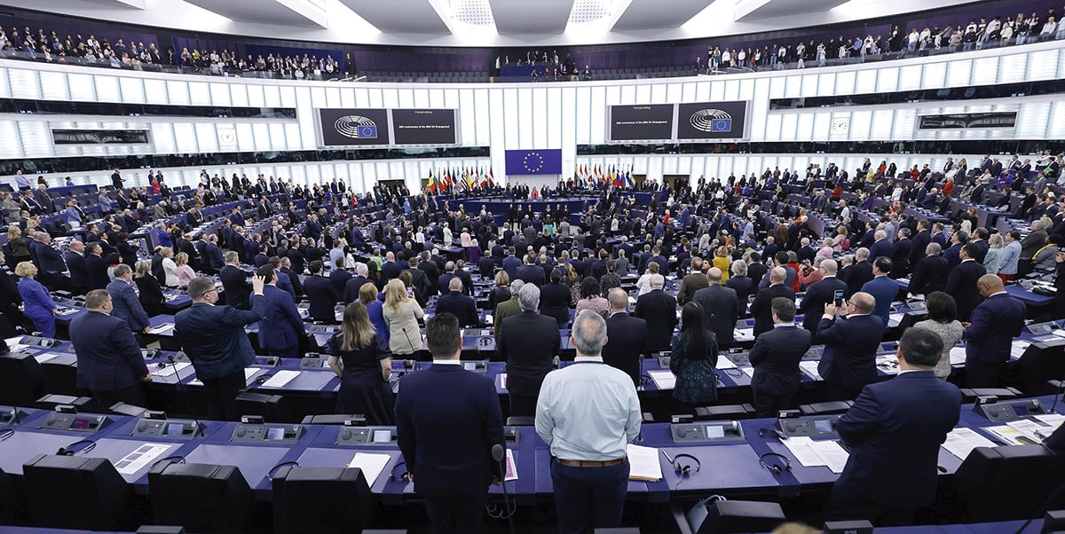Els parlamentaris europeus escolten dempeus l’himne de la UE a la seu d’Estrasburg, a França, durant la celebració del 20è aniversari de l’ampliació de la unió de 2004. Foto: Ronald Wittek. EFE.EPA