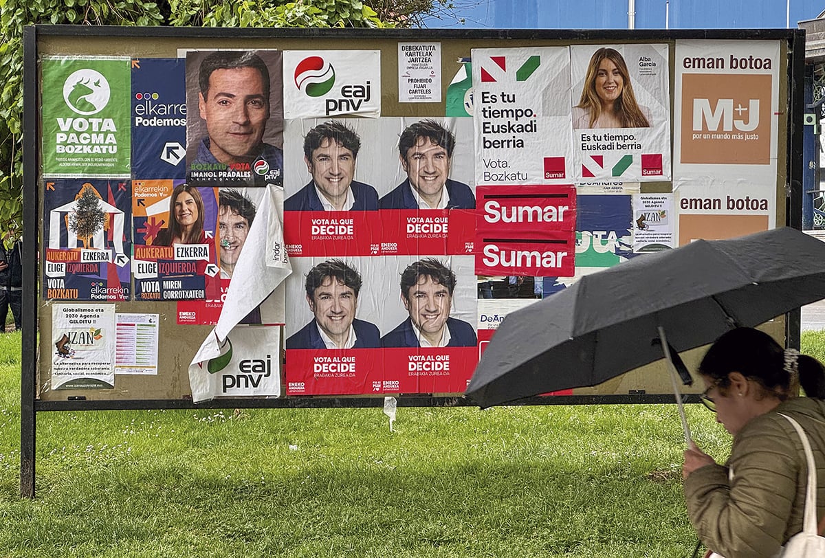 Una tanca publicitària a Bilbao amb cartells de diferents opcions per votar a les darreres eleccions del 21 d'abril al Parlament Basc. Foto: Luis Tejido. EFE