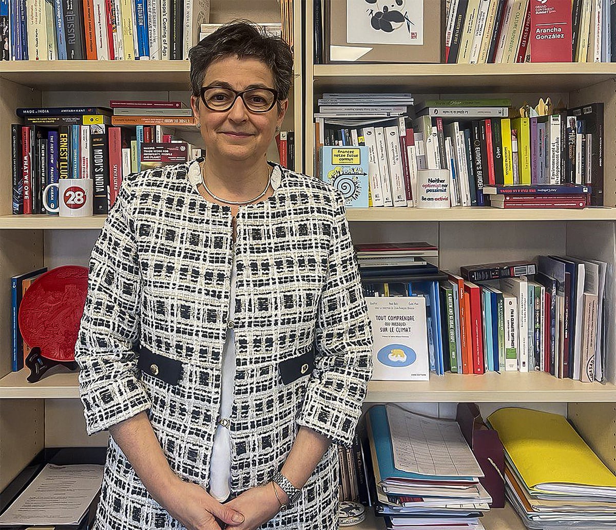 La jurista i política Arancha Gonzalez Laya, ministre d’Afers Exteriors, Unió Europea i Cooperació (2020-2021) al seu despatx de la Paris School of International Affairs de Sciences Po, a París. Foto: Enric Bonet