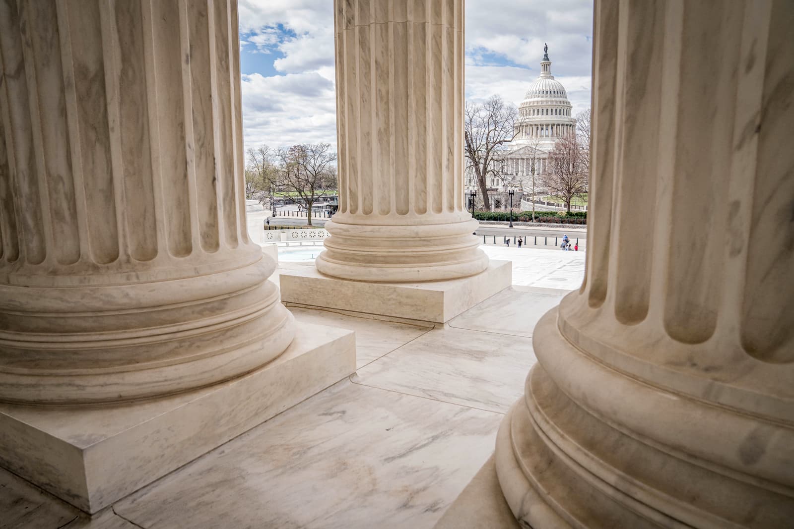 El Capitoli dels Estats Units, seu del poder legislatiu, des de les columnes de l’edifici del Tribunal Suprem, a Washington DC. Fotografia d’Anthony Quintano. Mount Laurel, US.