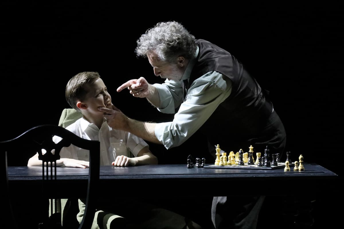 Felix Hofbauer (Yniold) i Christian Gerhaher (Golaud), a 'Pelléas et Mélisande, de Debussy, a l'Òpera de Baviera. Fotografia de Wilfried Hösl