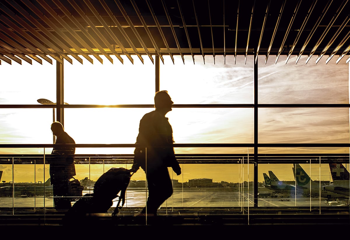 Un hombre arrastra su maleta en la terminal internacional de un aeropuerto. Imagen de archivo