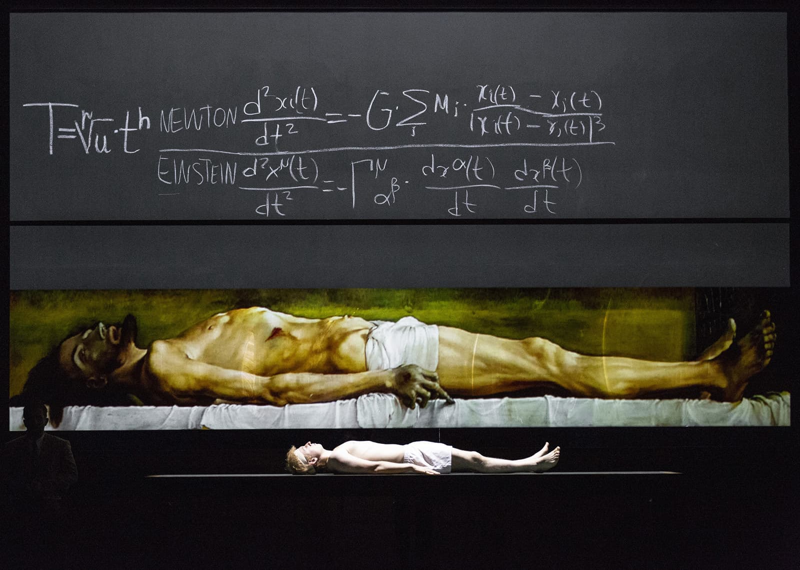 Volkov (príncep Mixkin), sota una reproducció d’El cos de Crist a la tomba, de Hans Holbein. Fotografia de SF/Bernd Uhlig.