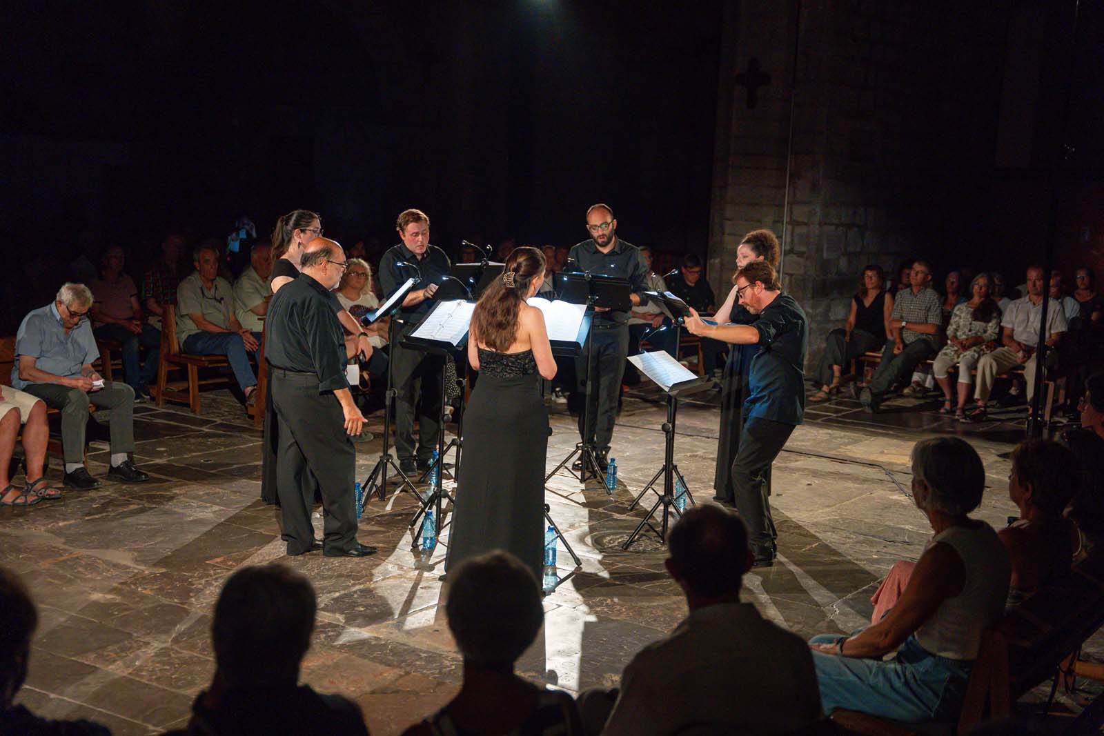 L'ensemble O vos Omnes, durant l'estrena absoluta de la 'MIssa custoditus ab ira mundi', al Festival de Torroella. Fotografia de Roger Lleixà.