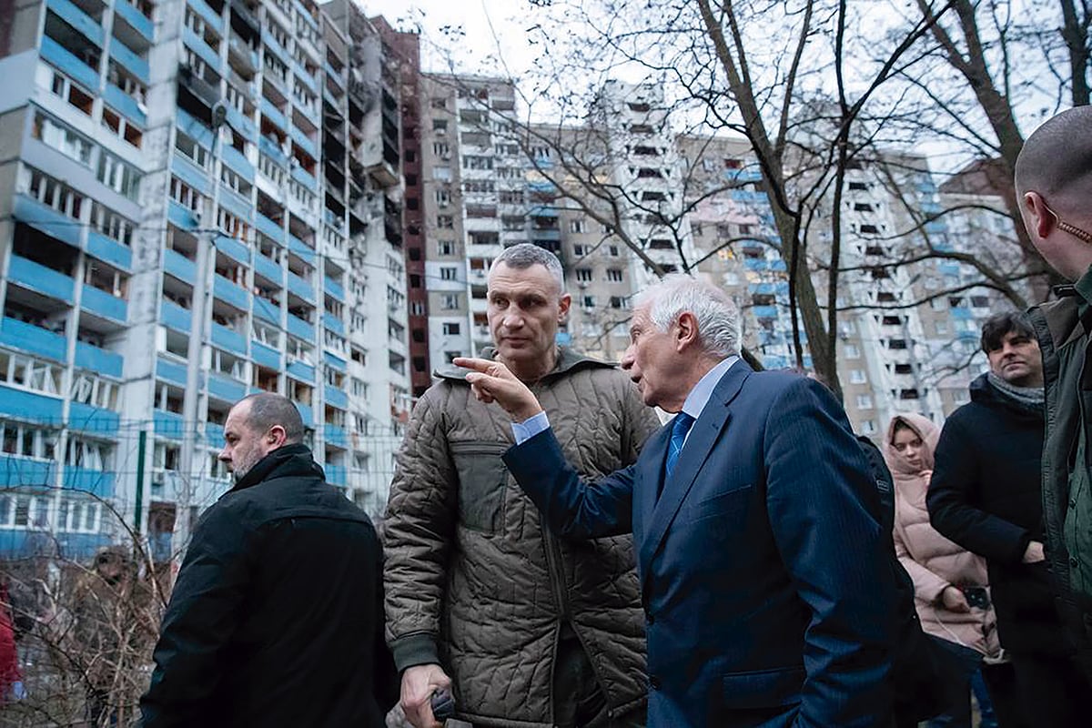 Josep Borrell, com a alt representant de la UE per a afers exteriors i polítiques de seguretat, acompanya l’alcalde de Kíev, Vitali Klitschko, en la inspecció d’un edifici residencial, danyat durant un atac de míssils russos a la ciutat el matí del 7 de febrer de 2024. Fotografia cedida per l’Ajuntament de Kíev