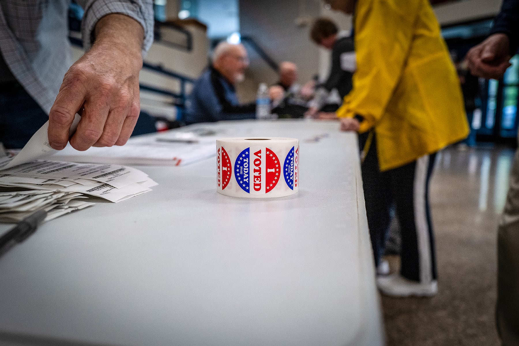 Adhesius per a repartir entre els votants d’un col·legi electoral a Des Moines, Iowa, durant les eleccions de novembre de 2022. Fotografia de Phil Roeder
