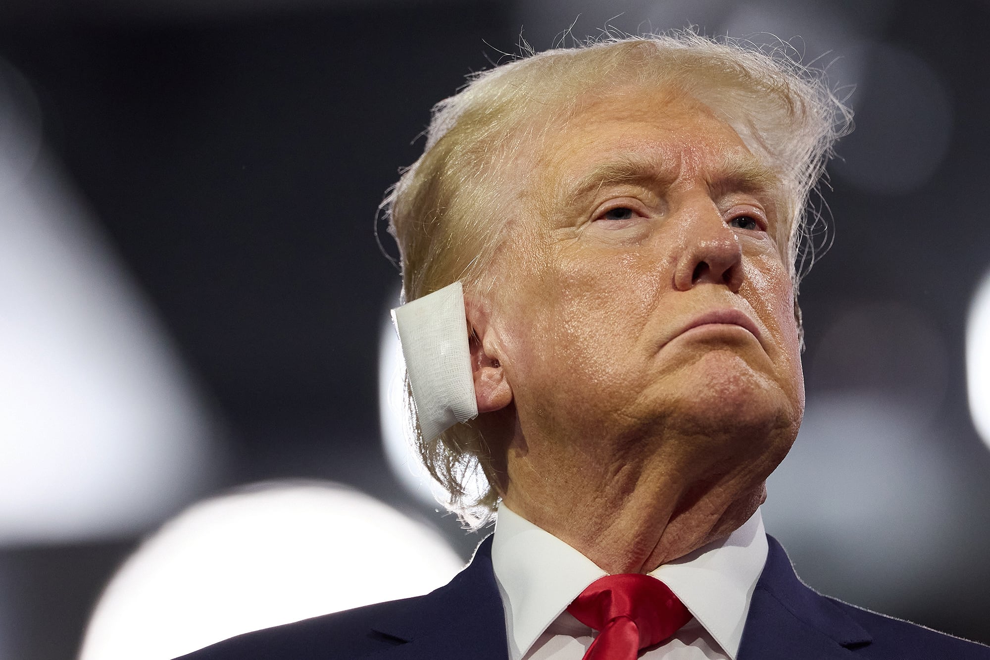 Donald J. Trump , durant la jornada inaugural de la Convenció Nacional Republicana a Wisconsin, dies després de l'intent d’assassinat que va sofrir a Pennsilvània, el passat 13 de juliol. Fotografia de Allison Dinner. EFE