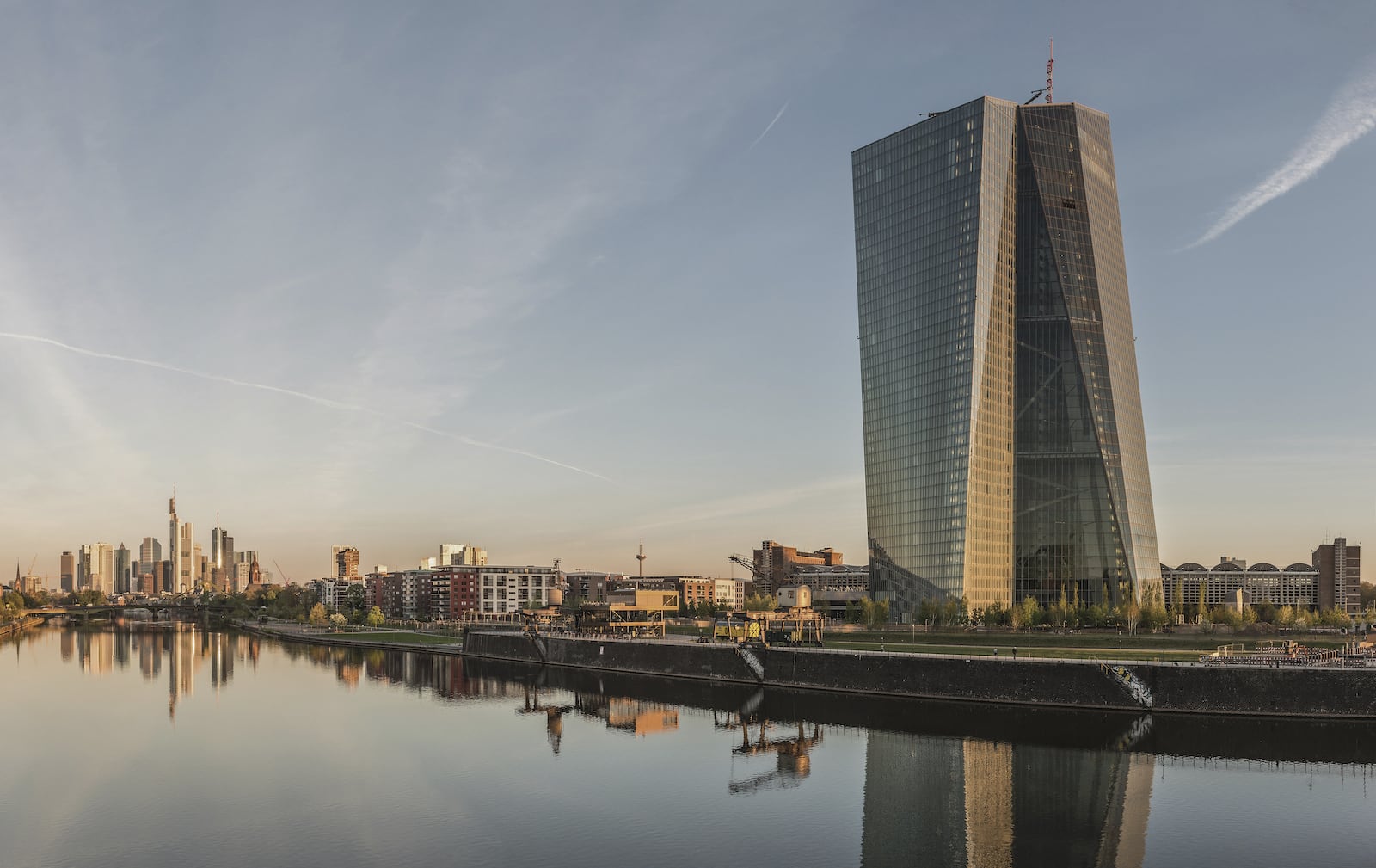 La seu del Banc Central Europeu i l’horitzó de la ciutat de Frankfurt al fons, durant la sortida del sol. Fotografia de DXR.