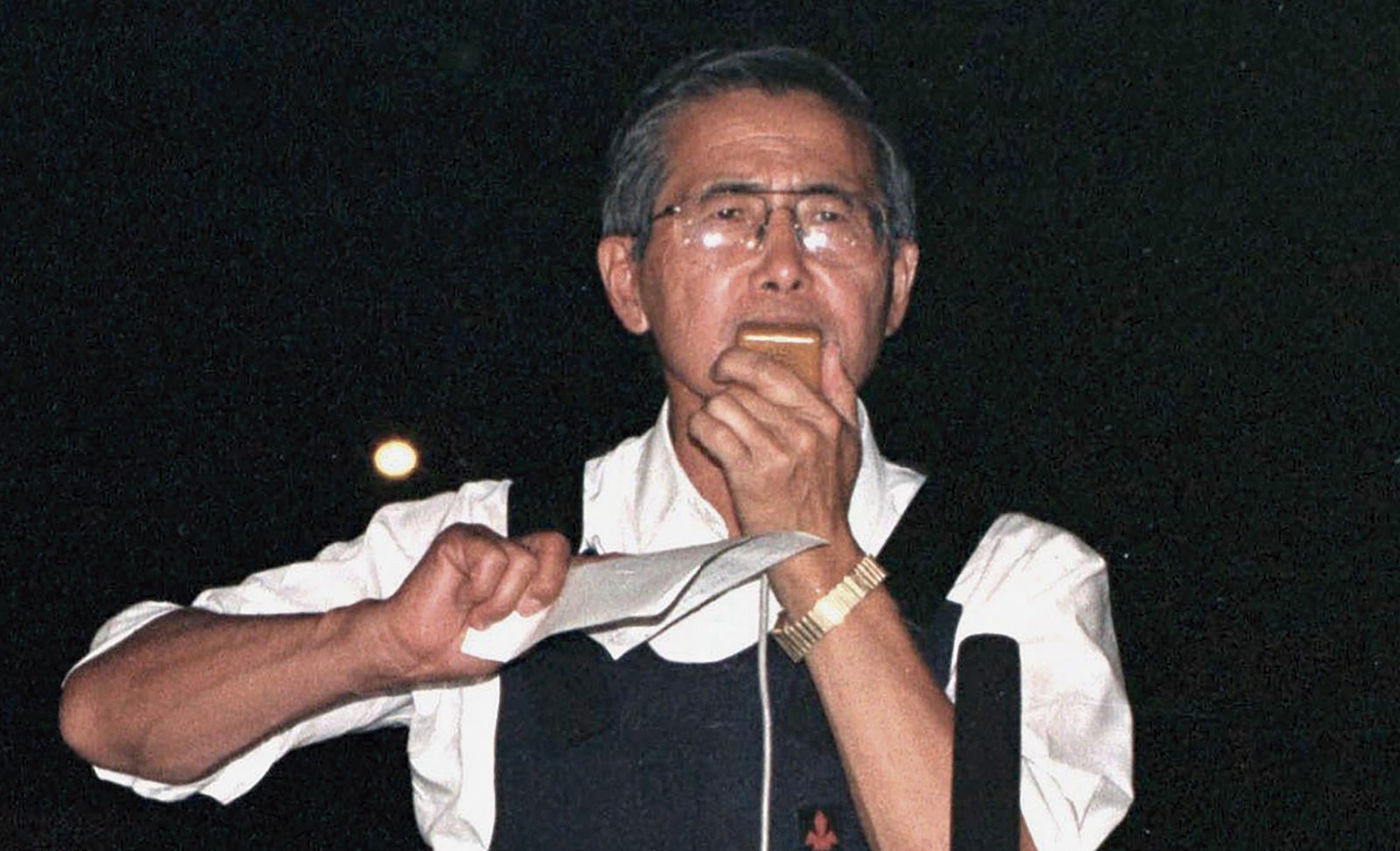 Alberto Fujimori (1938-2024), aleshores president del Perú, davant la residència de l’ambaixador japonès a Lima el 22 d’abril de 1997, al final de la crisi d’ostatges de 127 dies a la residència. Fotografia de Kyodo. MAXPPP. EFE.