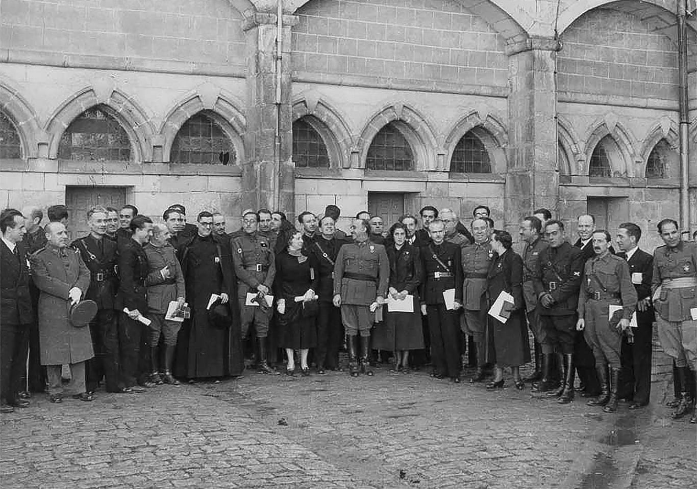 Jura del càrrec dels Consellers de la Falange en el Monestir de Santa María de las Huelgas, a Burgos, el 2 de desembre de 1937. Franco en el centre de la imatge. Fotografia de l'arxiu de la Biblioteca Nacional d'Espanya