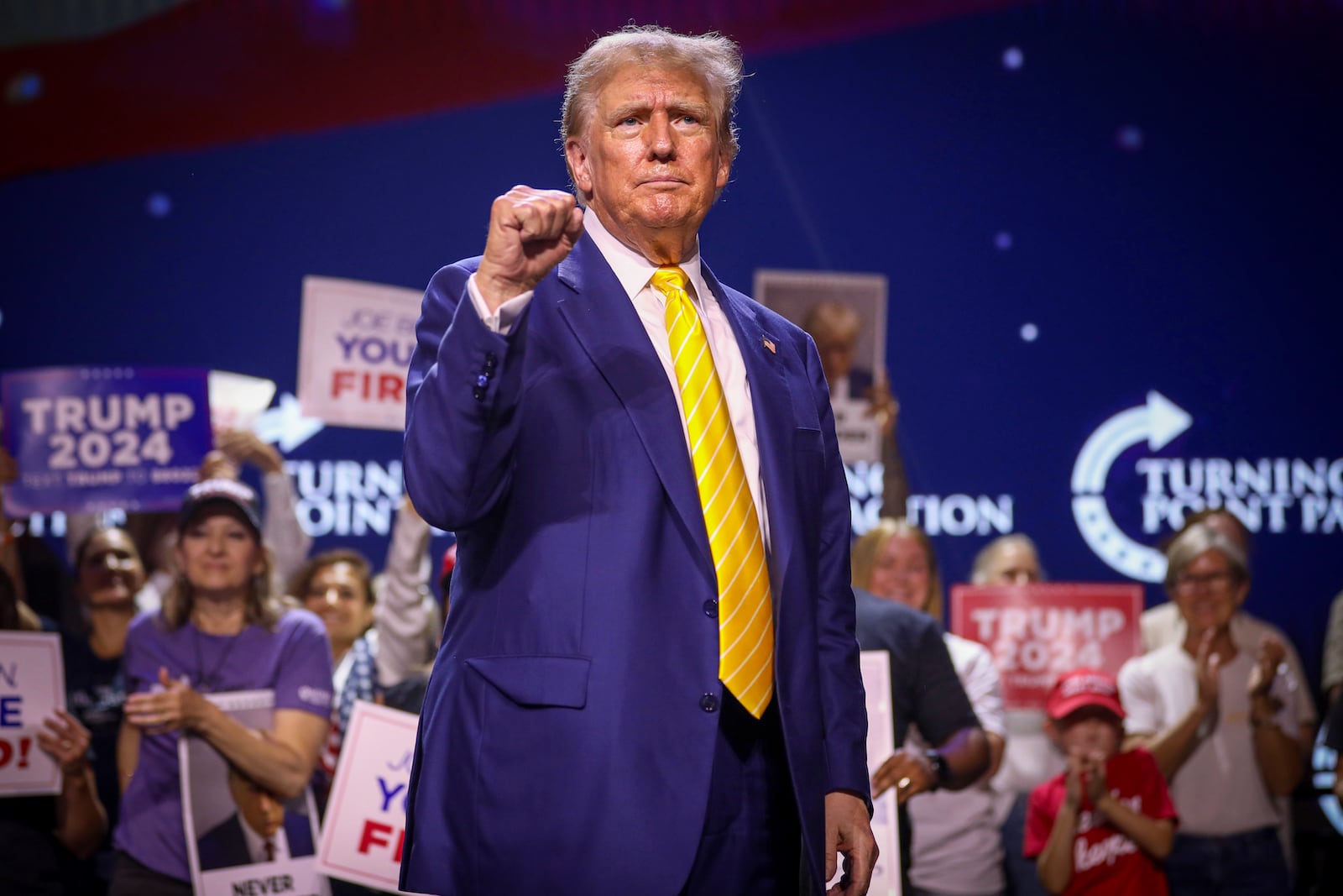 Donald Trump es dirigeix als assistents durant un míting a l’església Dream City, a Phoenix, Arizona, el passat estiu. Fotografia de Gage Skidmore