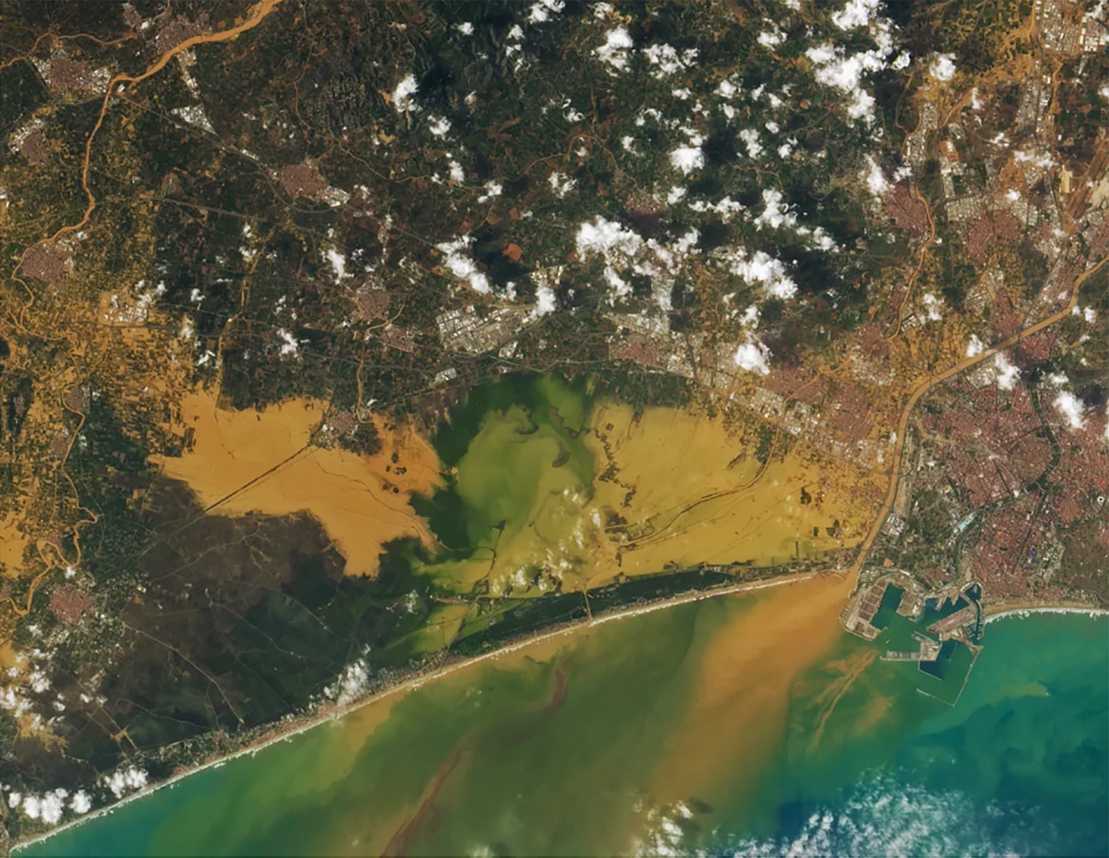 Imagen de las inundaciones de Valencia tomada por el satélite Landsat 8 el 30 de octubre. Fotografía de Lauren Dauphin. NASA Earth Observatory