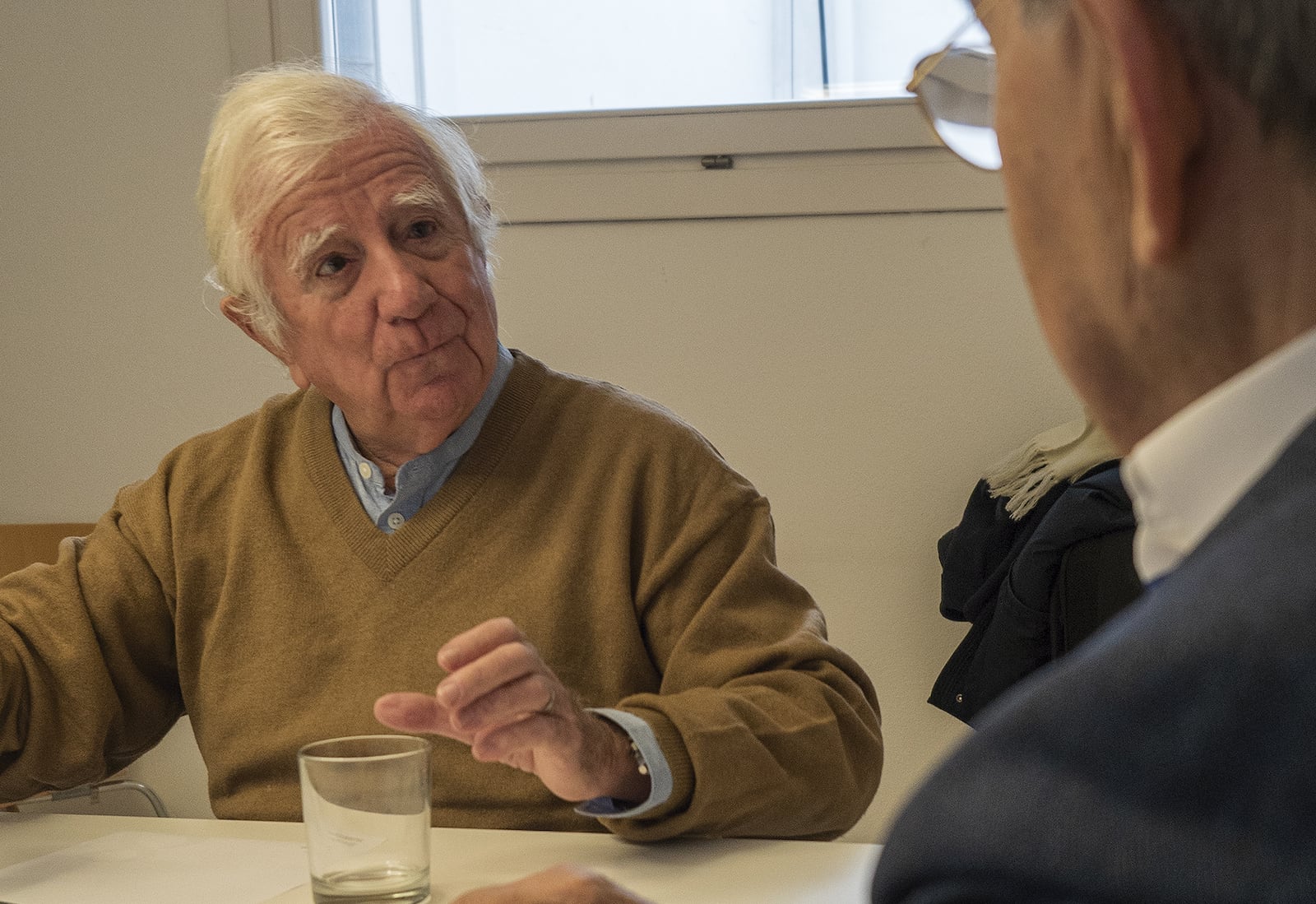 Tomàs Alcoverro (esquerra) i Lluís Foix a Barcelona, el novembre de 2024. Fotografia de Xavier Hurtado.