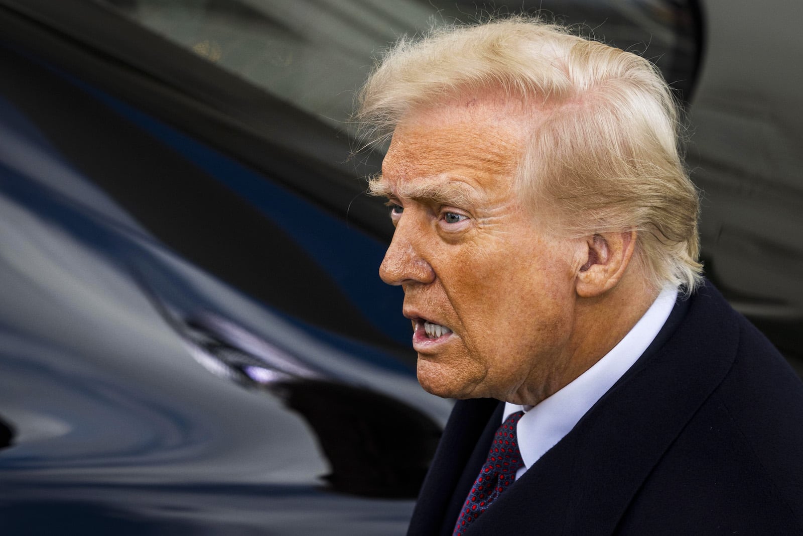 El president dels EUA, Donald Trump, a la sortida del pòrtic nord de la Casa Blanca, al matí de la seva investidura a Washington, DC. Fotografia de Jim Lo Scalzo. EFE