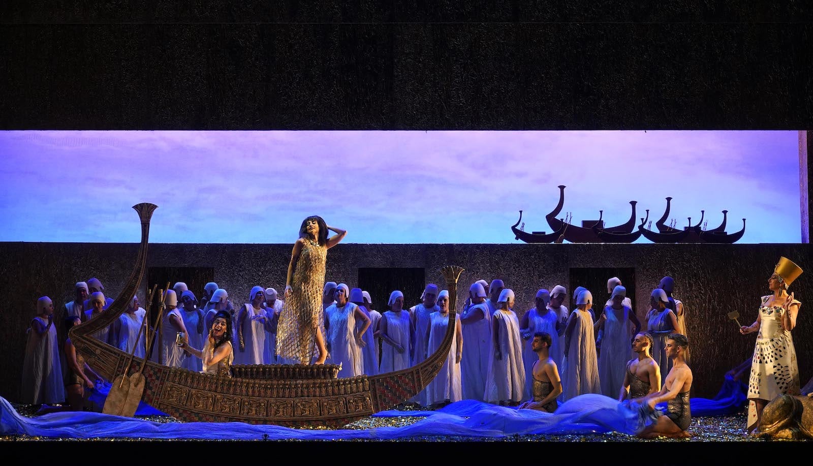 Escena de 'La corte de Faraón' amb María Rey-Joly (Lota), al Teatro de la Zarzuela. Fotografia de Javier del Real