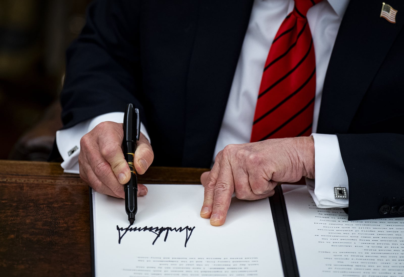 El president dels EUA, Donald Trump, signa al despatx Oval de la Casa Blanca l'ordre executiva en què imposa un aranzel del 25% a les importacions d'acer i alumini. Fotografia d'Al Drago. POOL. EFE.