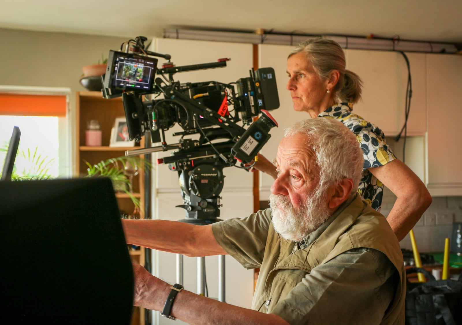 El director britànic Mike Leigh en un moment del rodatge de Hard Truths, el seu nou film. Fotografia cedida per Bteam Pictures.