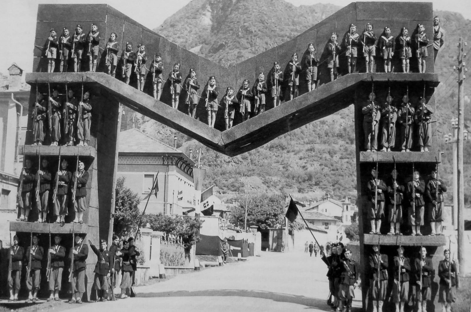 Arc del Triomf, aixecat en honor a l’arribada de Mussolini a Verrès, municipi italià de la Vall d’Aosta, l’any 1939. Fotografia d’autor desconegut. Viquipèdia.