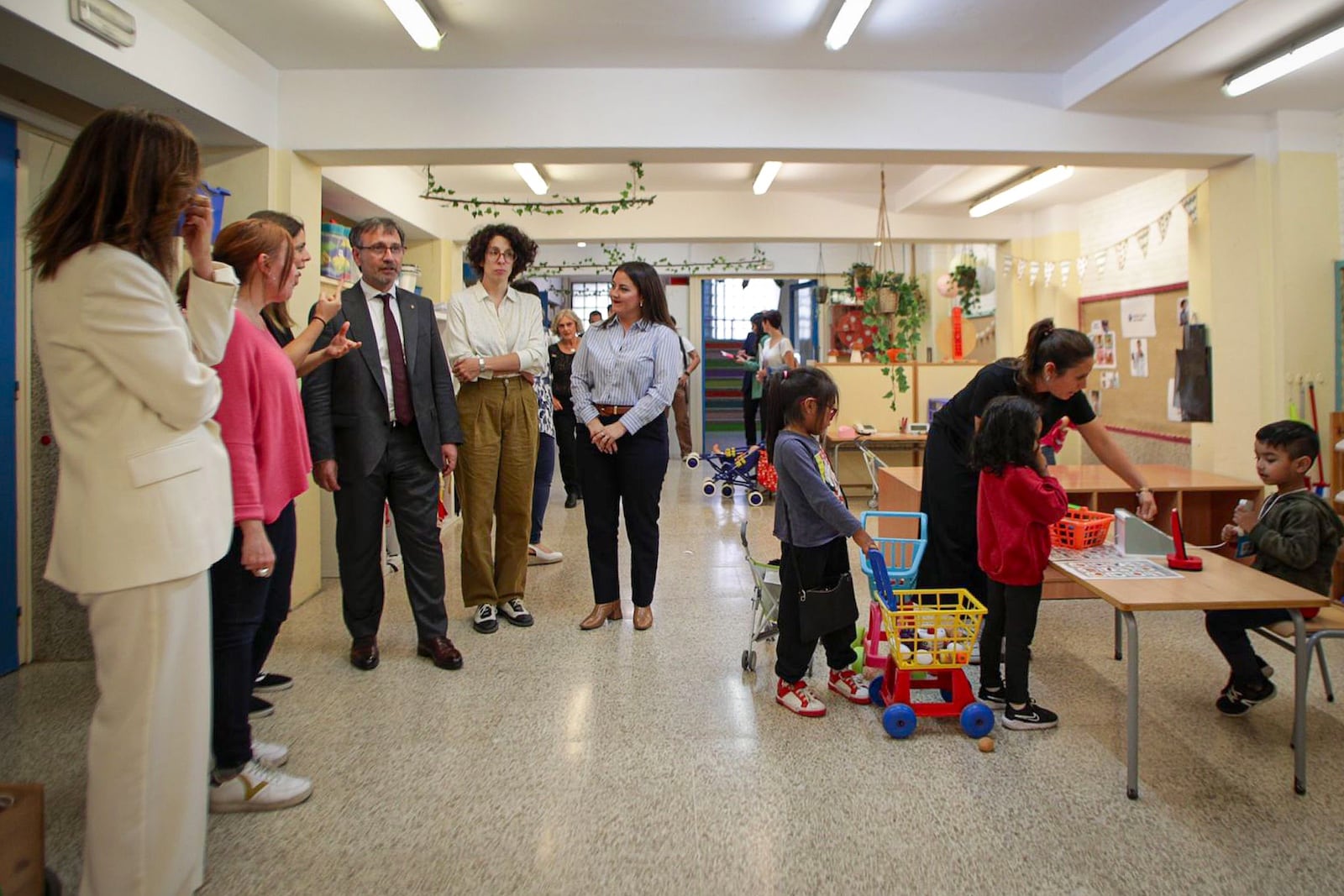 El conseller de Política Lingüística, F. Xavier Vila, visita l’escola Rosselló Pòrcel de Santa Coloma de Gramenet, el primer centre educatiu on es va implantar el programa d’immersió lingüística en català l’any 1983. Fotografia: Departament de Premsa. Generalitat de Catalunya