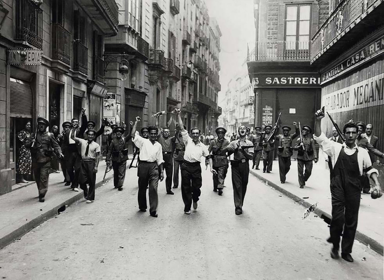 Carabiners i milicians armats caminen pel carrer Ample el 19 de juliol de 1936. Fotografia de Carlos Pérez de Rozas. AFB