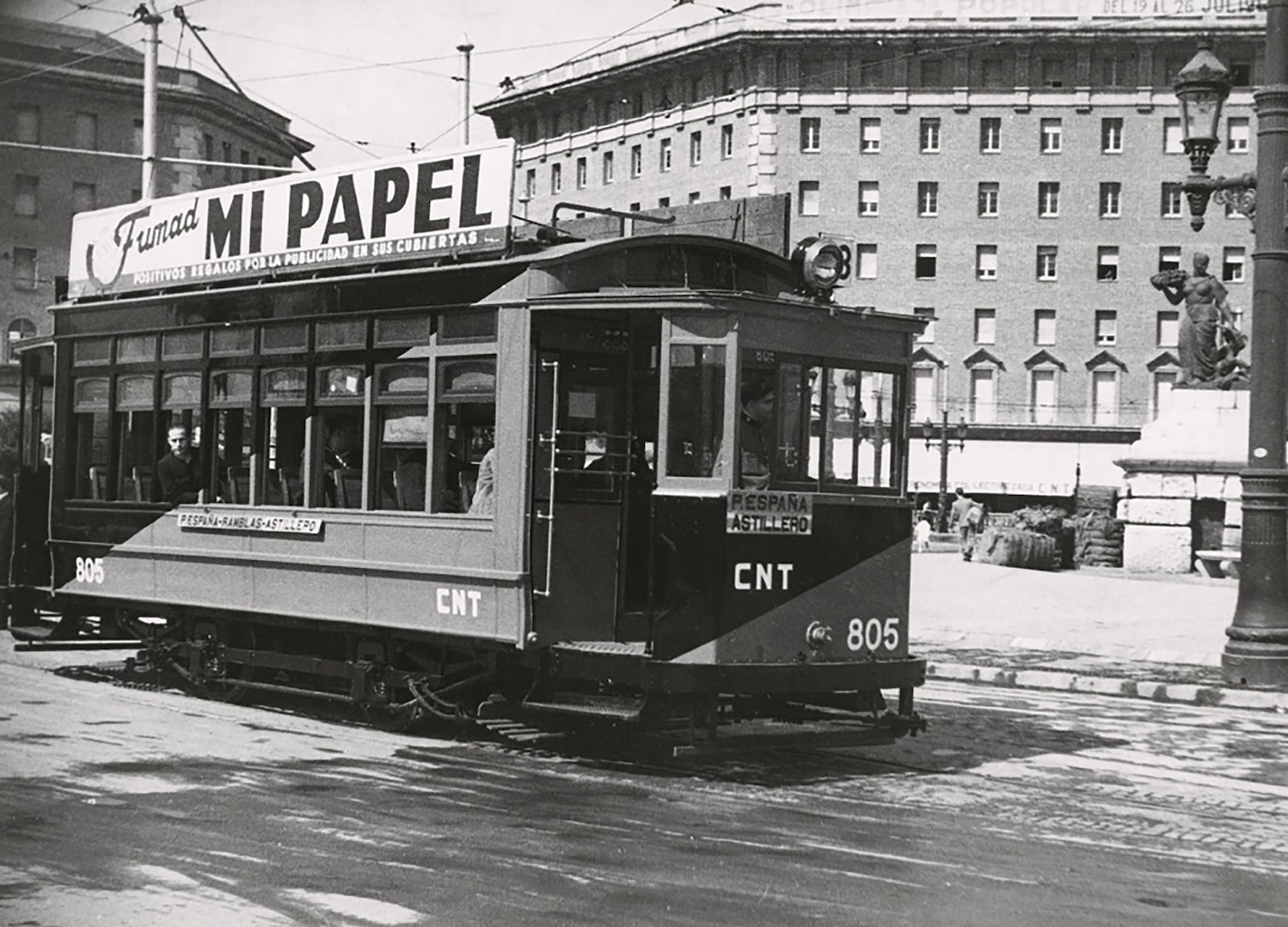 Un tramvia de la línia Plaza España - Astillero circula el 21 de setembre de 1936 pintat de vermell i negre i amb la inscripció́ de la CNT. Fotografia de Pérez de Rozas. AFB
