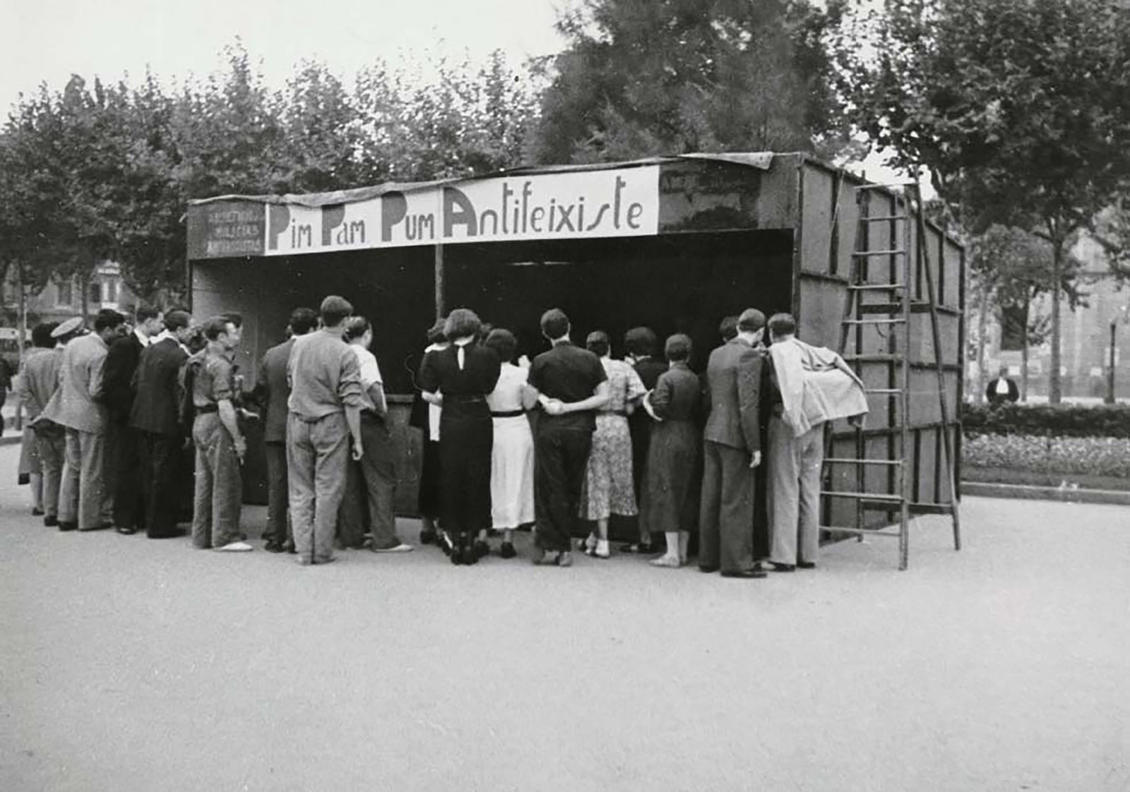 Atracció de fira ‘Pim Pam Pum antifeixista’ instal·lada a la plaça de la Universitat a benefici de les milícies, setembre de 1936. Fotografia de Pérez de Rozas. AFB