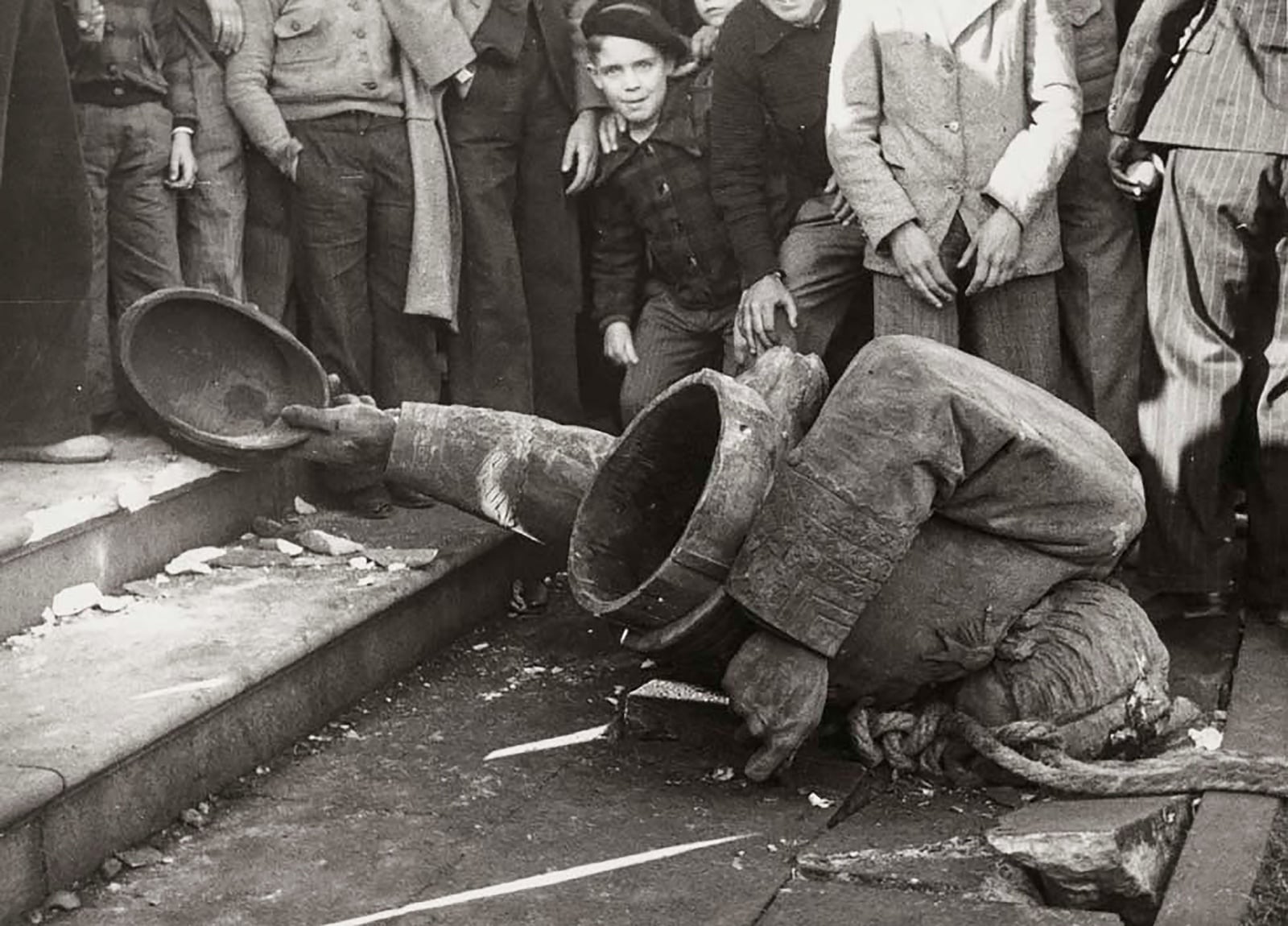 Enderroc de l’estàtua del General Prim al parc de la Ciutadella. Imatge de l’estàtua caiguda a terra. 20 de desembre de 1936 . Fotografia de Pérez de Rozas. AFB