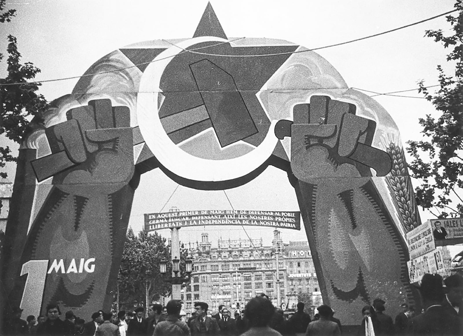 Arc al·legòric al primer de Maig fet per la cèl·lula de dibuixants del PSUC i aixecat a la Rambla, l’any 1937. Fotografia de Pérez de Rozas. AFB