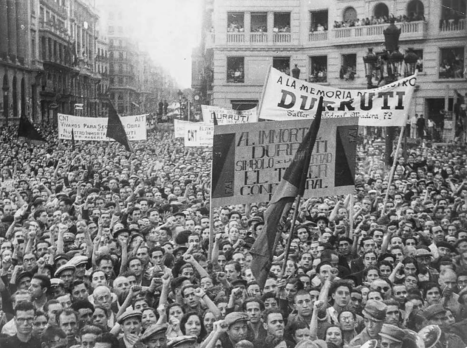 Inauguració́ d'una placa que donava el nom de via Durruti a l’actual via Laietana. El públic assistent a l'acte davant de la Casa CNT-FAI. L’1 de juliol de 1937. Fotografia de Carlos Pérez de Rozas. AFB