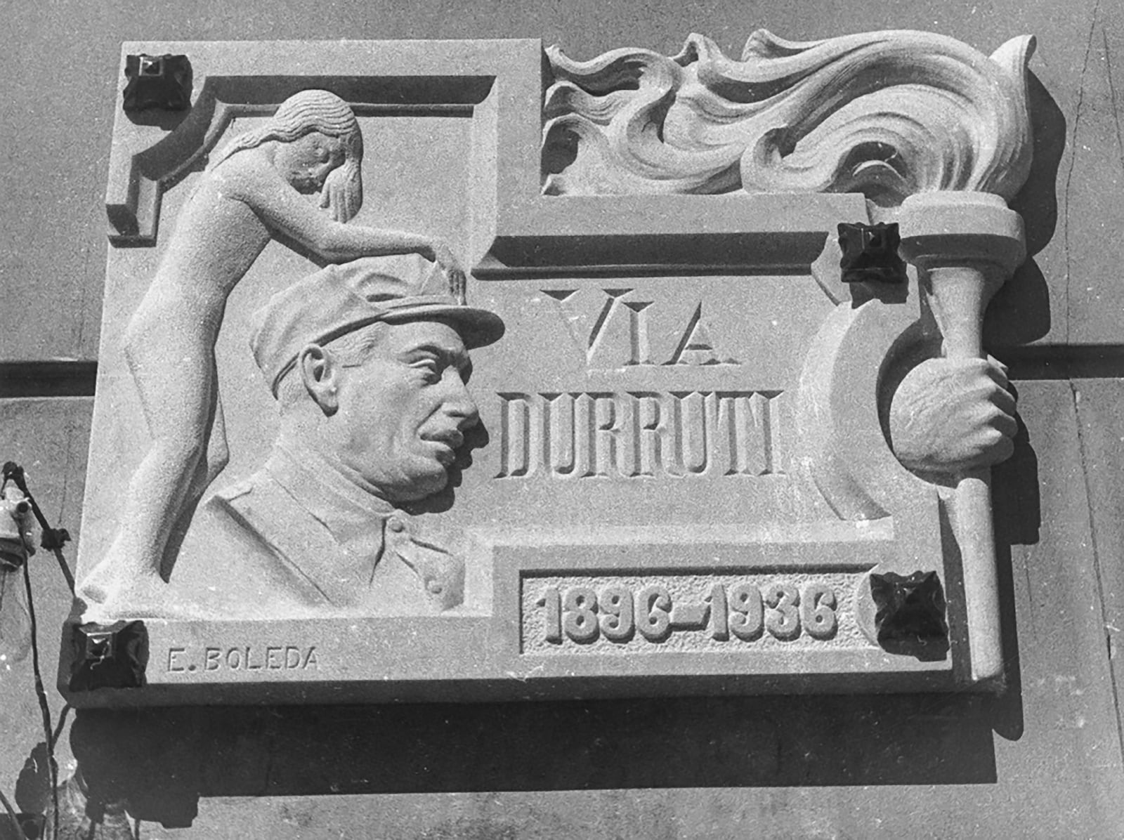 Inauguració́ d'una placa que donava el nom de via Durruti a l’actual via Laietana. La placa, feta per l'artista Boleda, amb el rostre del líder anarquista. L’1 de juliol de 1937 . Fotografia atribuïda a Pérez de Rozas. AFB
