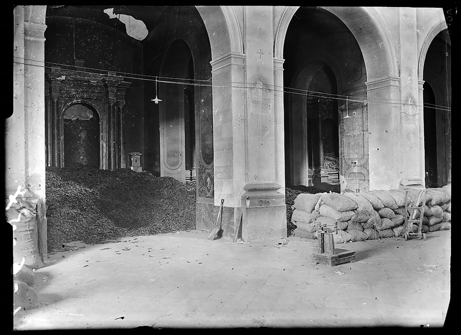 Magatzem en una església. 4 de juny de 1937 . Fotografia de Pérez de Rozas. AFB